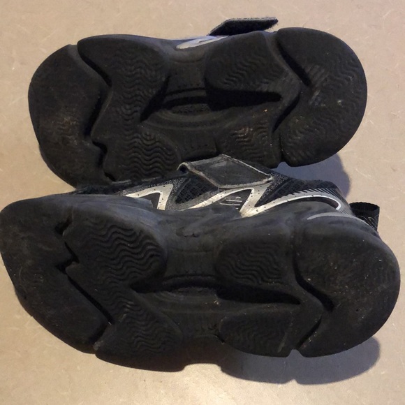 Boys Size 11 running shoes - Picture 8 of 10